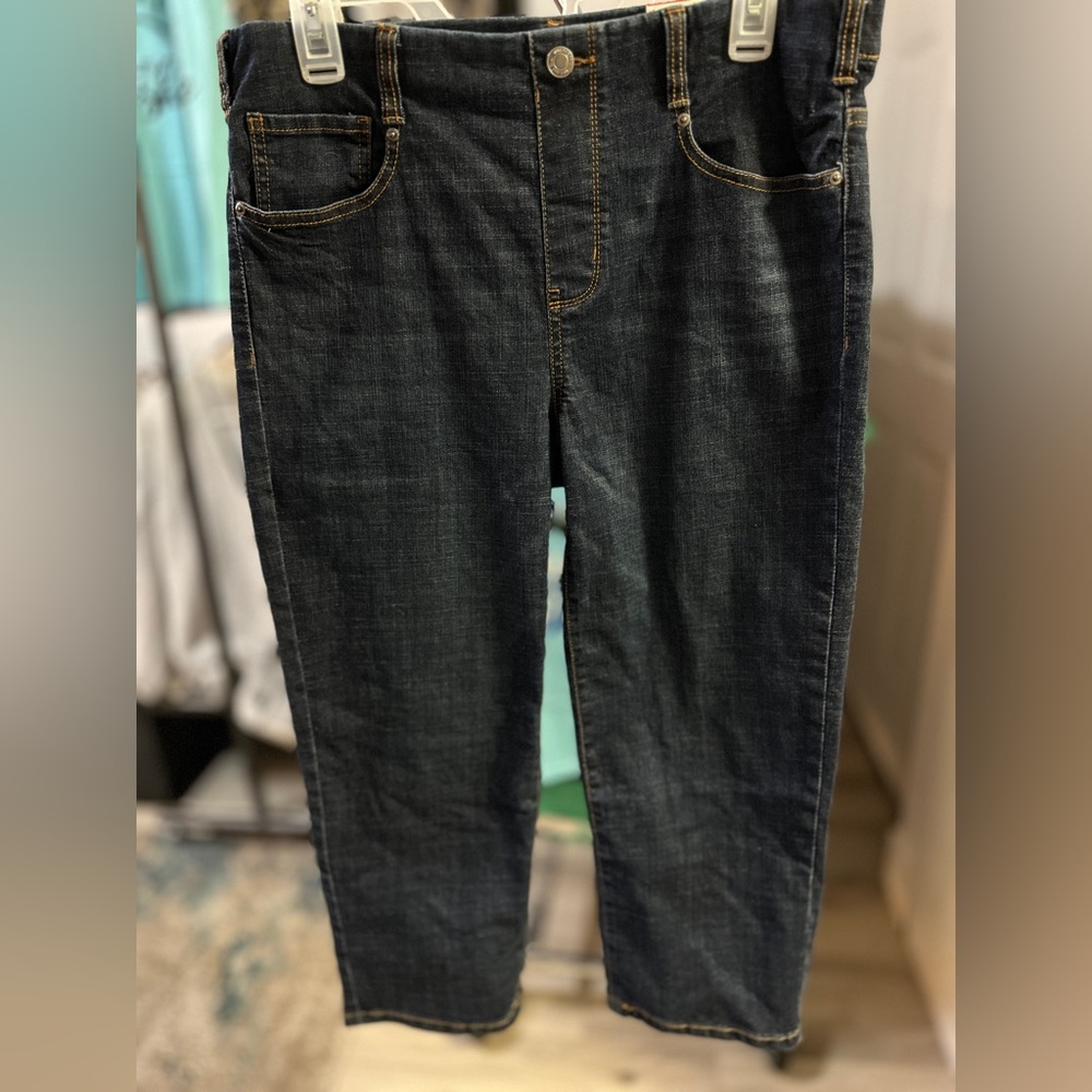 New size m denim jeans capri style. Tags on